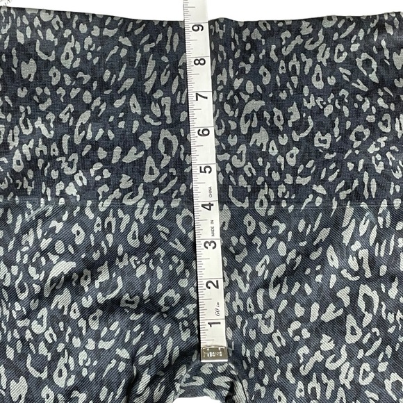 Spanx Look At Me Now Seamless Indigo Leopard Print Crop Leggings - Sz M - Picture 9 of 10